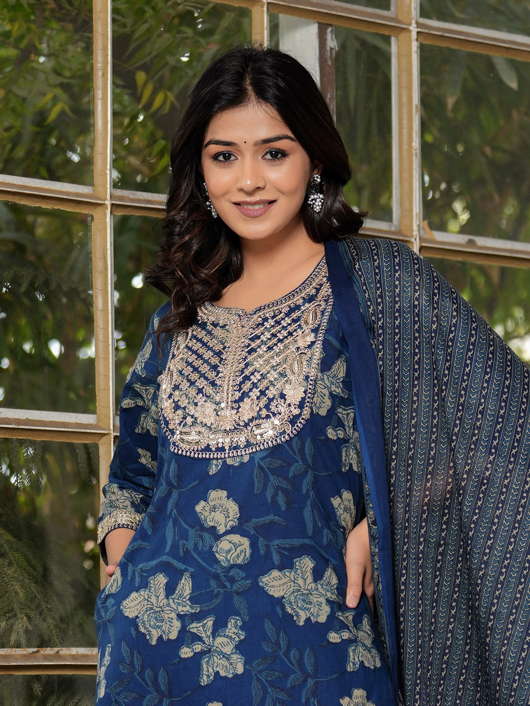 

DORIYA Floral Printed Thread Work Straight Kurta with Trousers & Dupatta, Blue