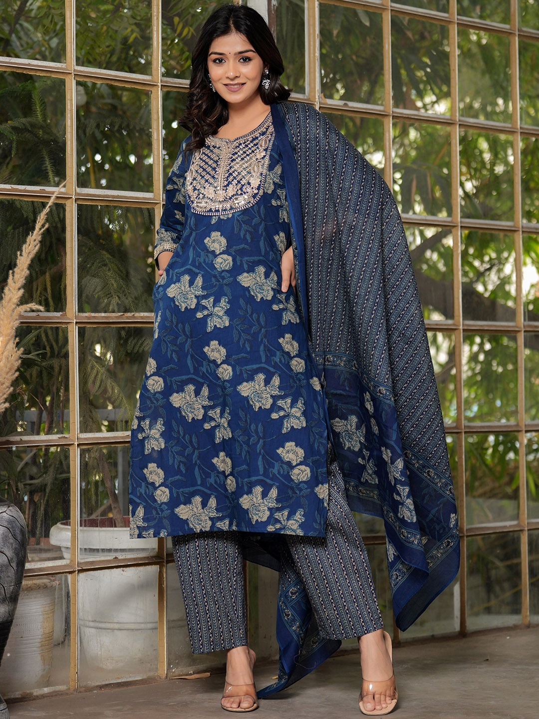 

EKAKRITI Floral Printed Sequinned Detailed Kurta & Trouser With Dupatta, Navy blue