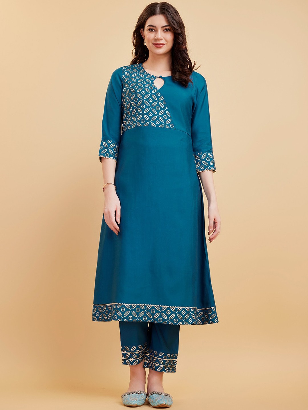 

Ishin Yoke Design Straight Kurta with Trousers, Teal