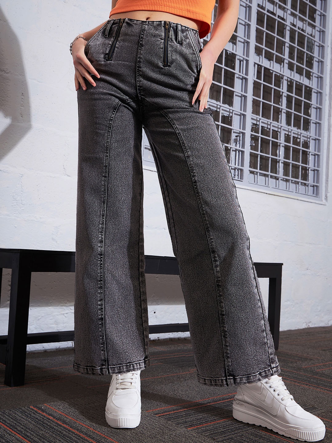 

SASSAFRAS Women Grey Straight Fit High-Rise Clean Look Heavy Fade Stretchable Jeans
