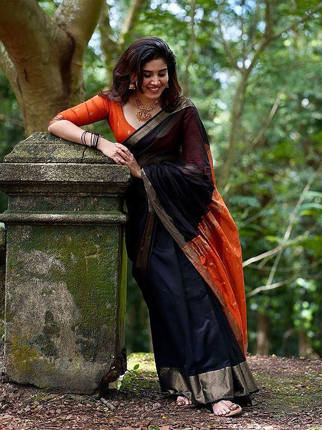 

BerMondsey Woven Design Banarasi Zari Saree, Black