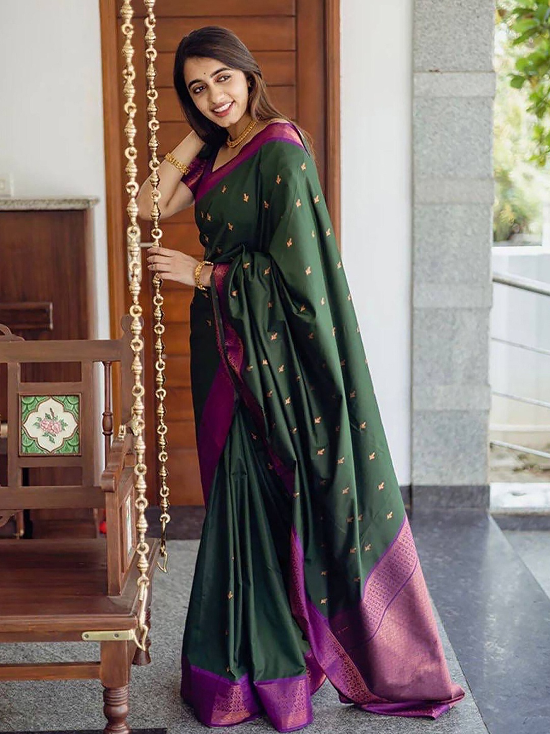 

BerMondsey Ethnic Motifs Woven Design Zari Banarasi Saree, Green