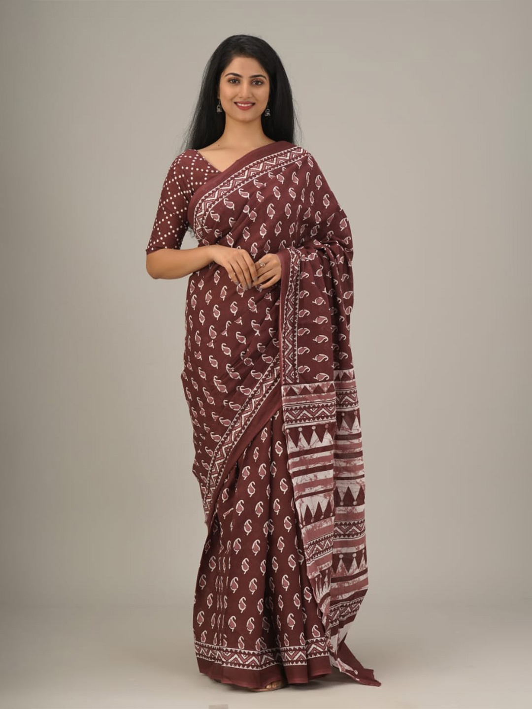 

clothonus Floral Pure Cotton Block Print Saree, Maroon