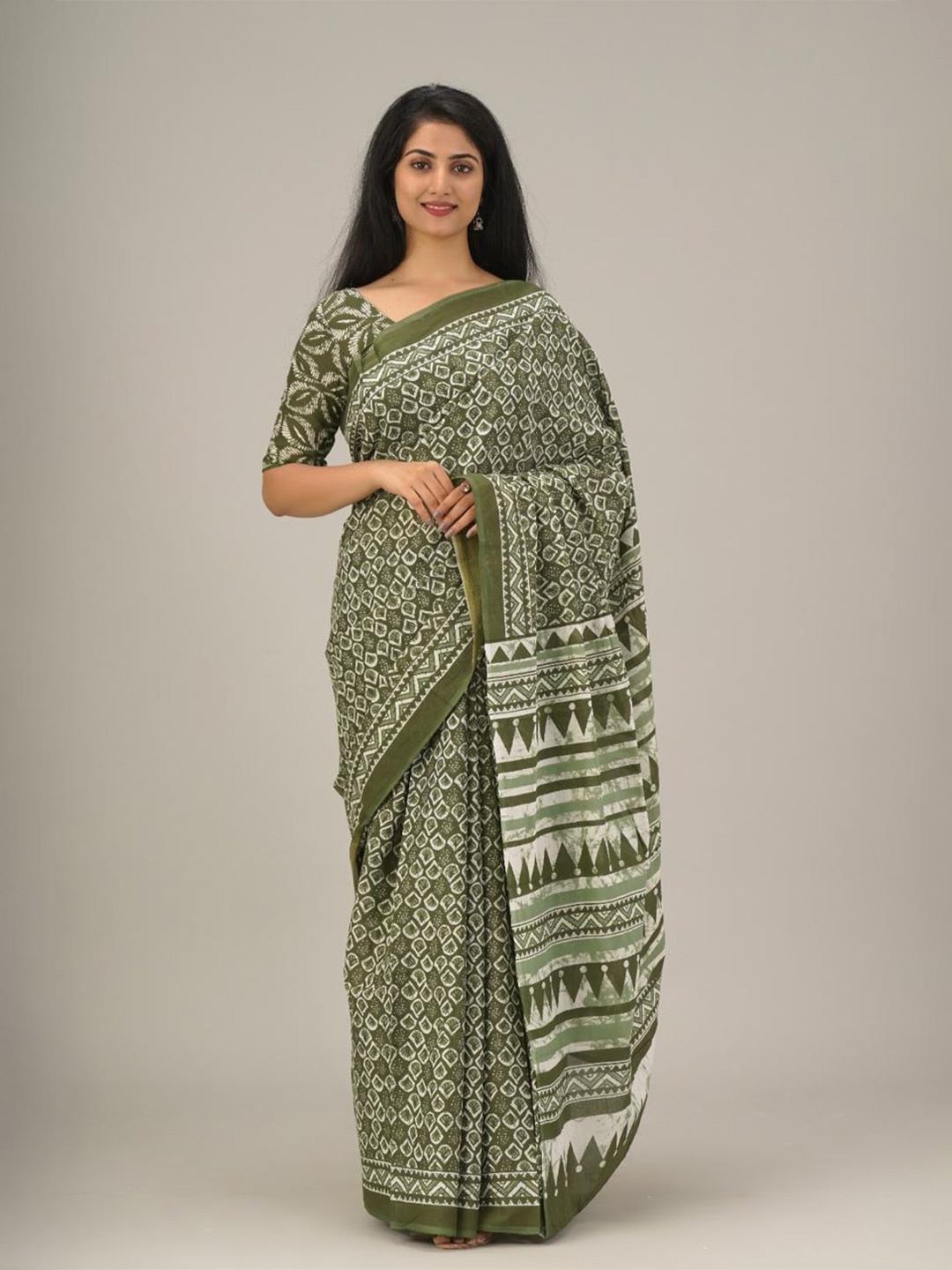 

clothonus Floral Pure Cotton Block Print Saree, Green