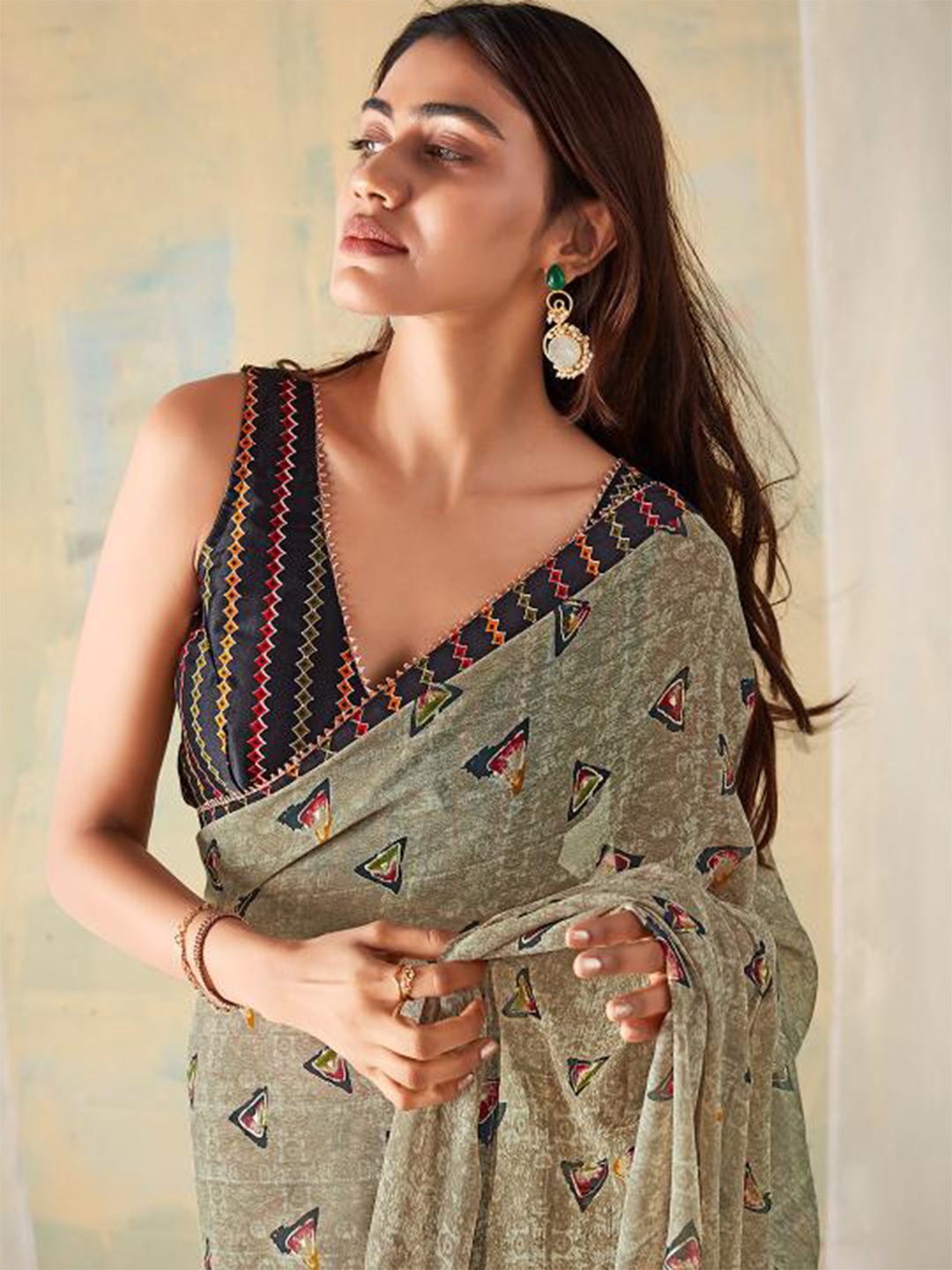 

Mitera Grey and Black Geometric Printed Pure Georgette Saree