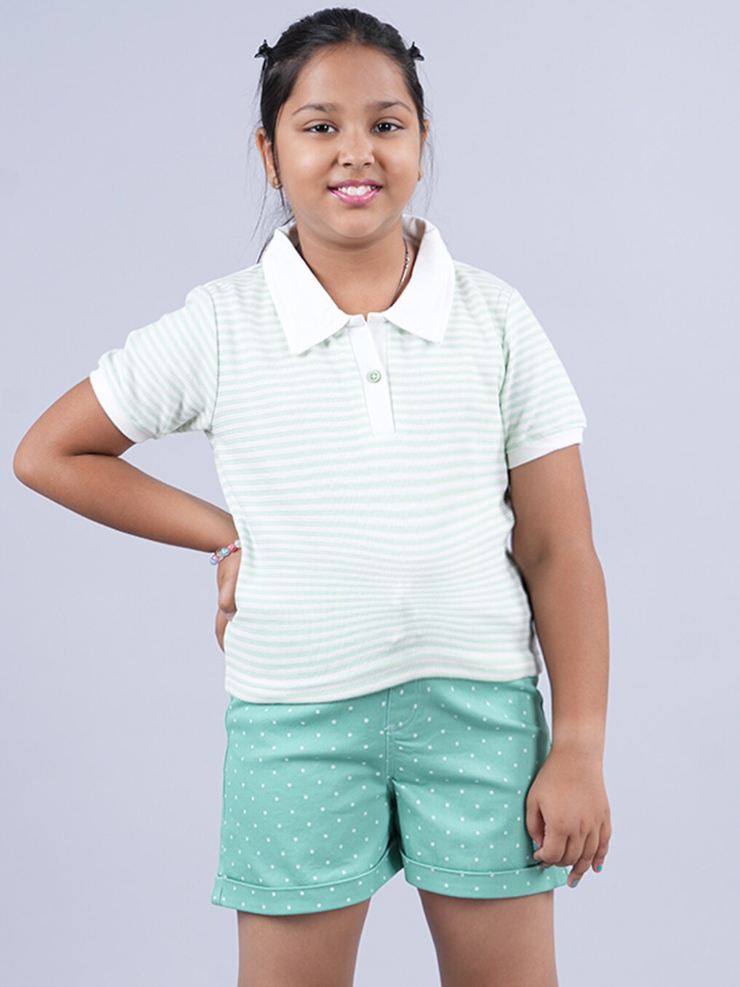 

KiddoPanti Girls Striped T-shirt with Shorts, Green