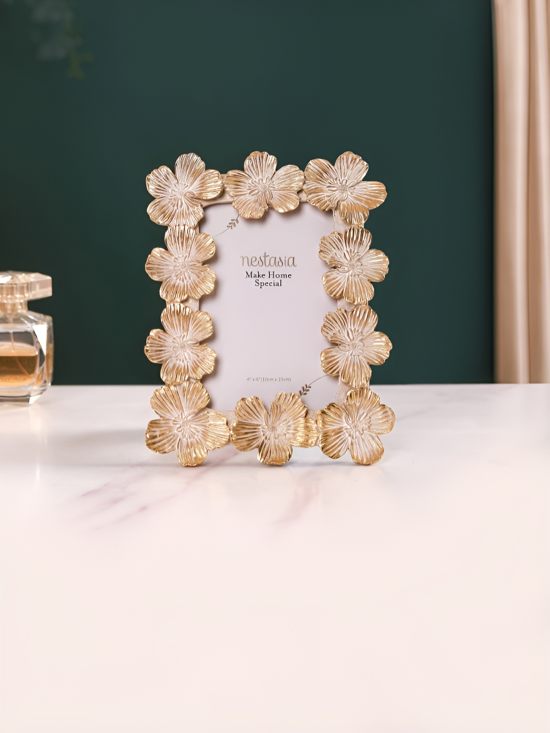 

Nestasia Brown Floral Acrylic Table Photo Frames