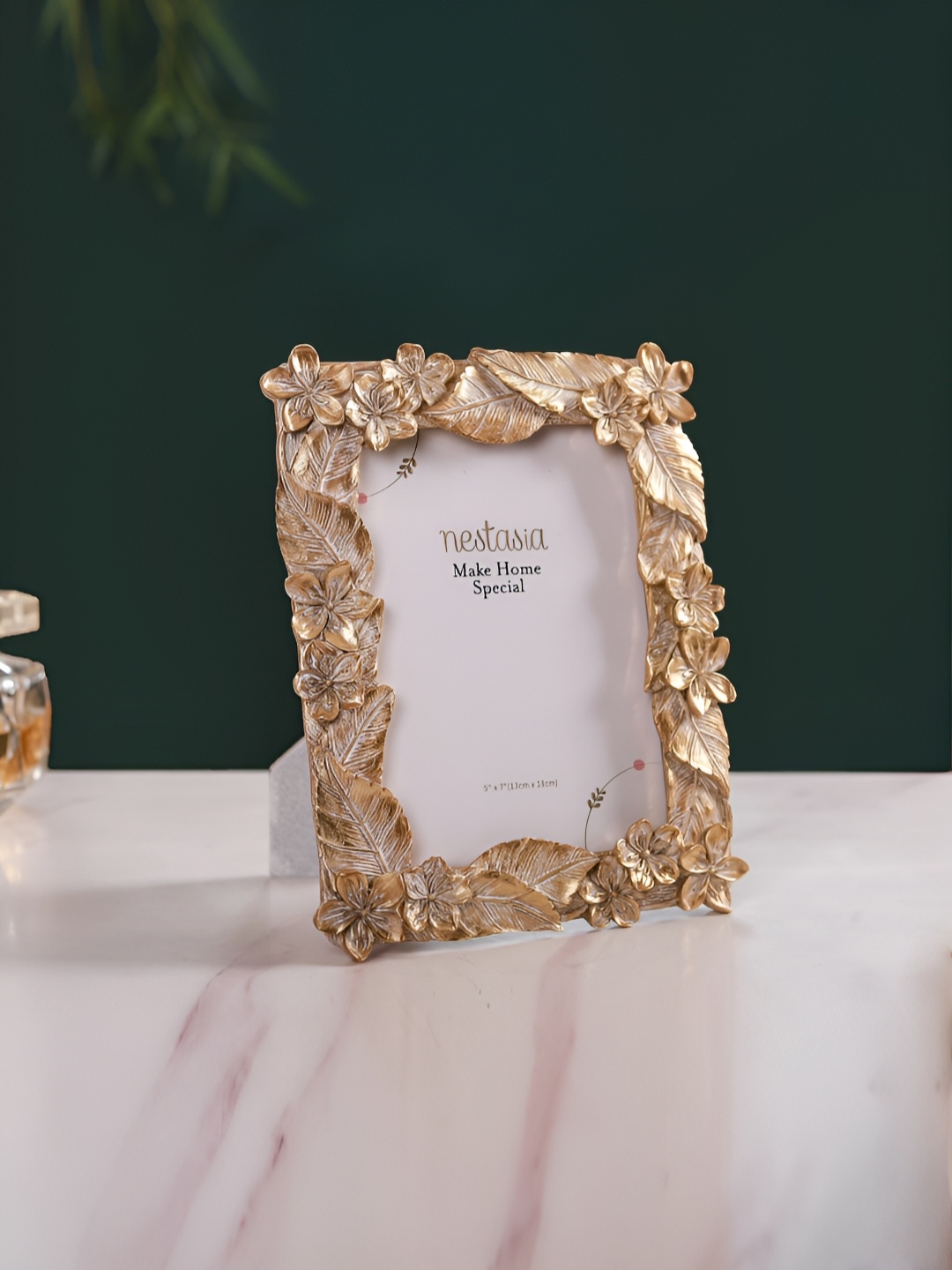 

Nestasia Gold-Toned & White Acrylic Table Photo Frames