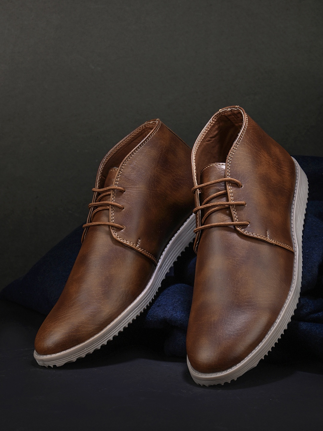 

The Roadster Lifestyle Co. Men Tan Lightweight Comfort Insole Contrast Sole Sneakers