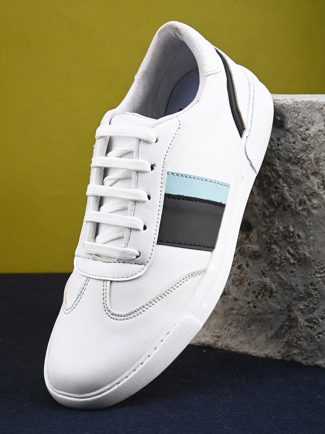 

The Roadster Lifestyle Co. Men White Lightweight Comfort Insole Contrast Sole Sneakers
