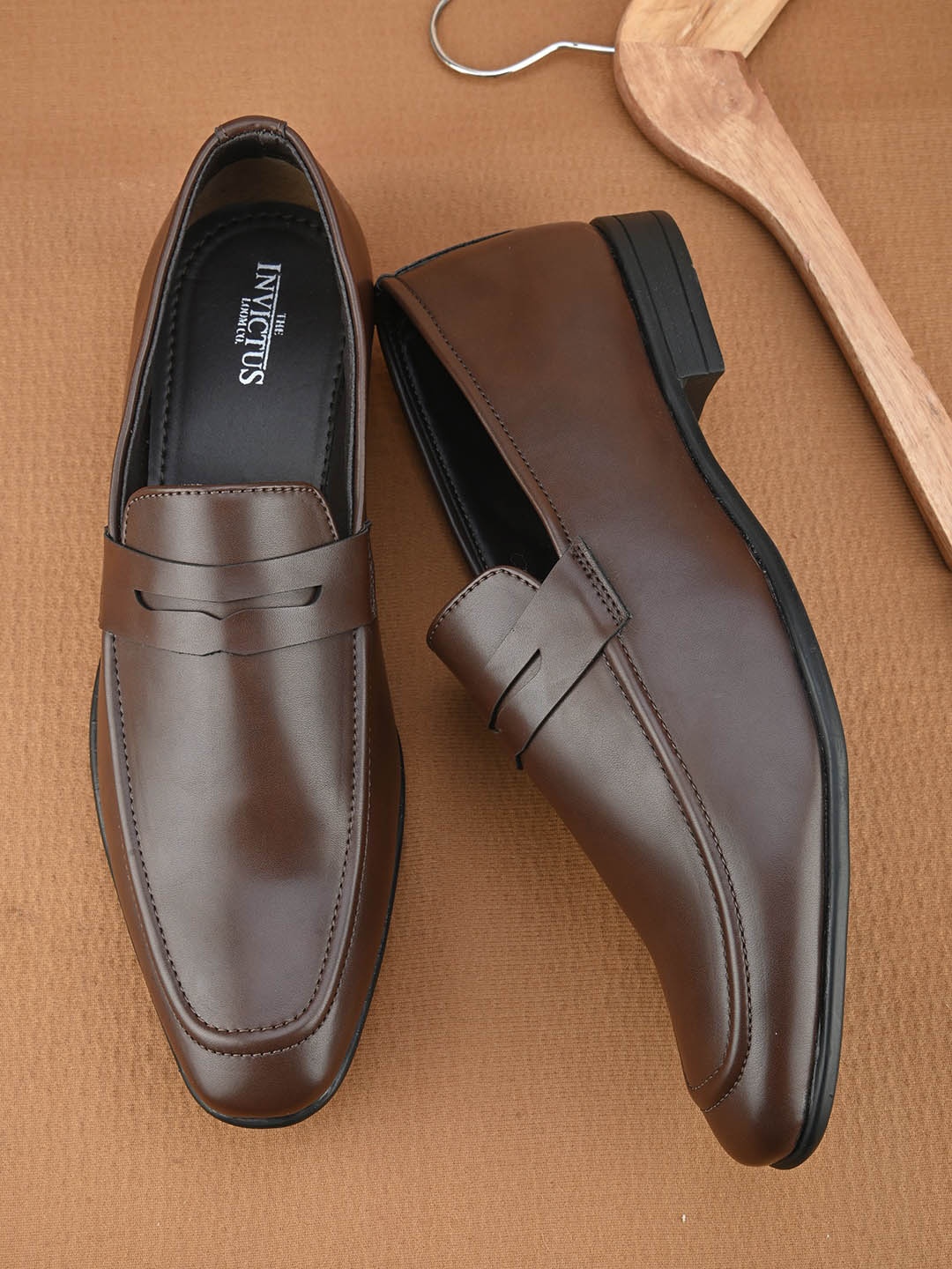 

INVICTUS Men Textured Formal Loafers, Brown