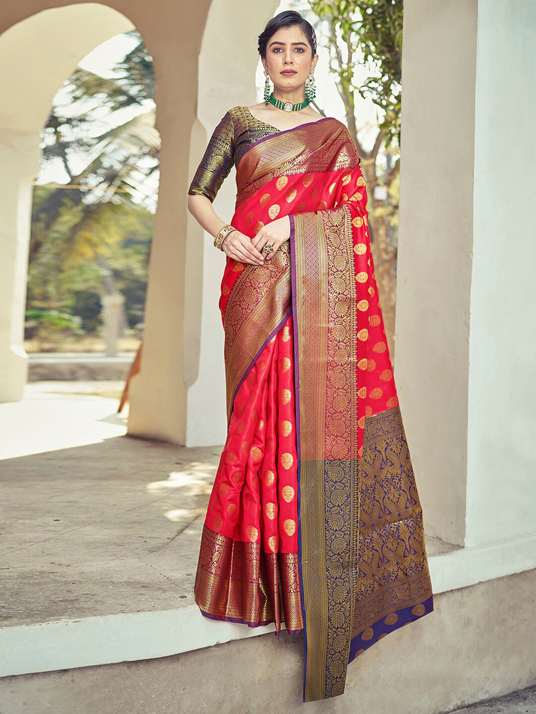 

Satrani Ethnic Motifs Woven Design Zari Banarasi Saree, Red