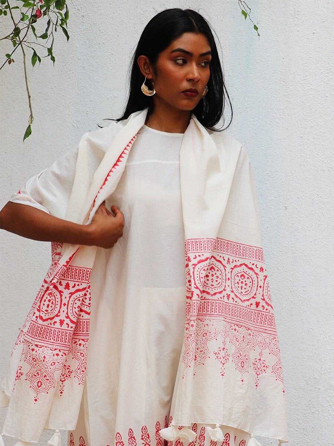 

Chidiyaa Women Ethnic Motifs Printed Cotton Stole, White