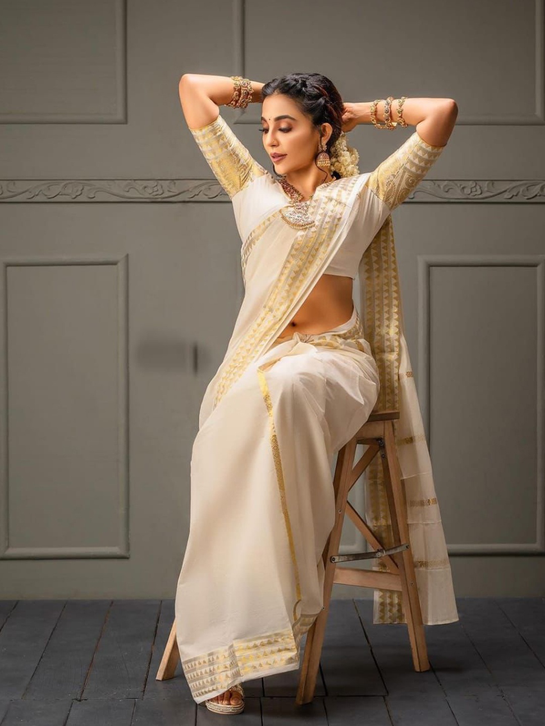 

ZIBLON Woven Design Zari Kanjeevaram Saree, White