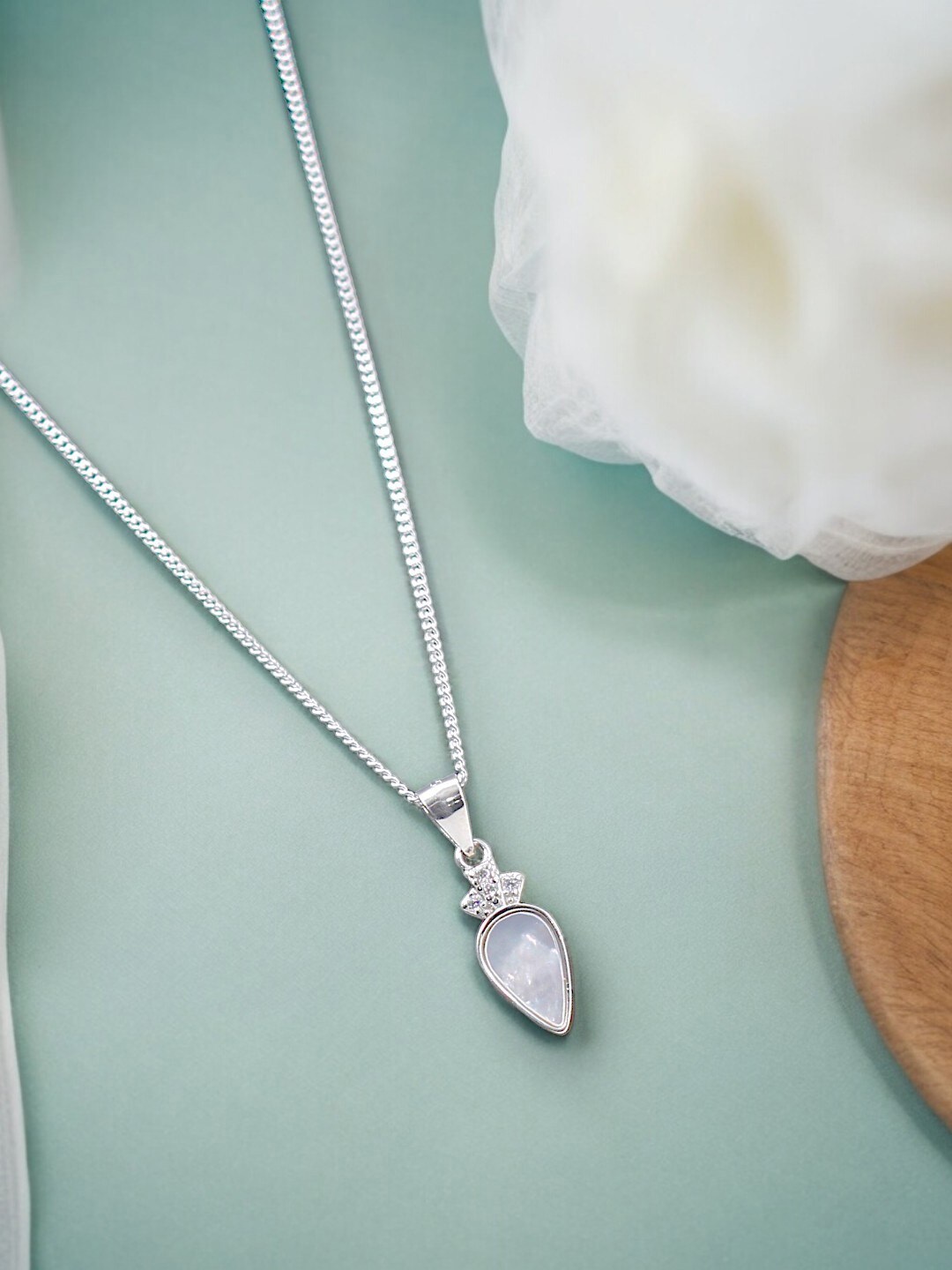 

Taraash 925 Sterling Silver Cubic Zirconia Studded Oval Pendant with Chain