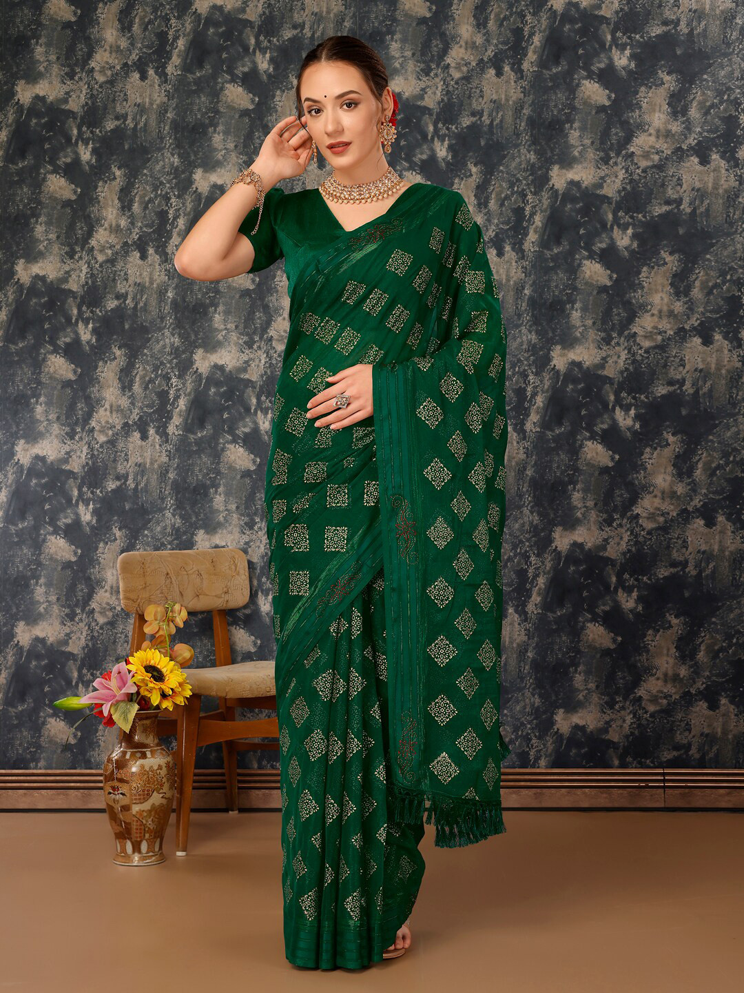 

Indian Women Ethnic Motifs Printed Zari Saree, Green