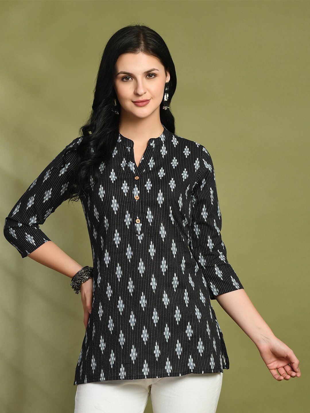 

FERANOID Floral Printed Mandarin Collar Three-Quarter Sleeves Pure Cotton Short Kurti, Black