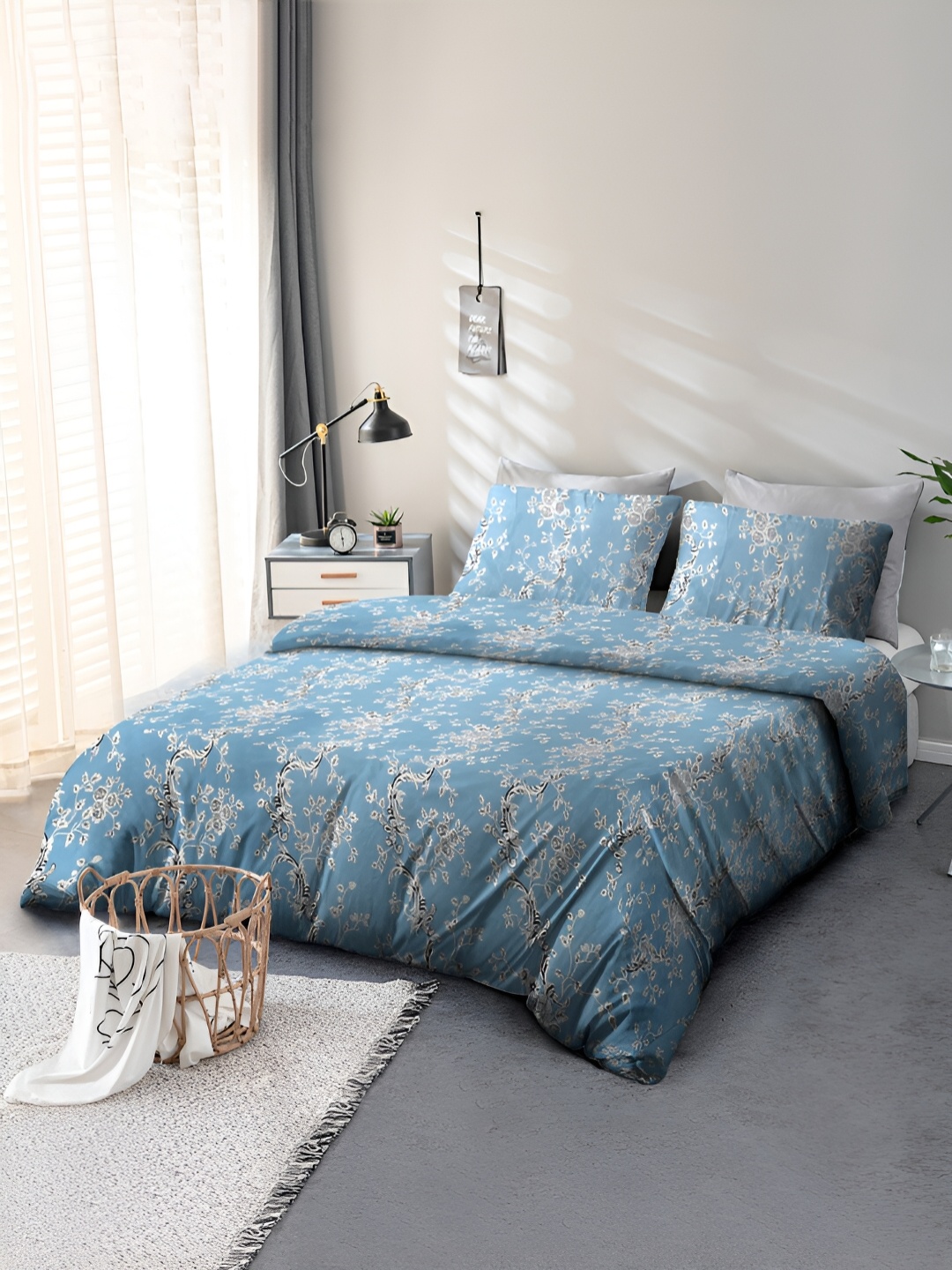 

Cortina Blue & White Floral 110 TC Double Queen Bedsheet with 2 Pillow Covers