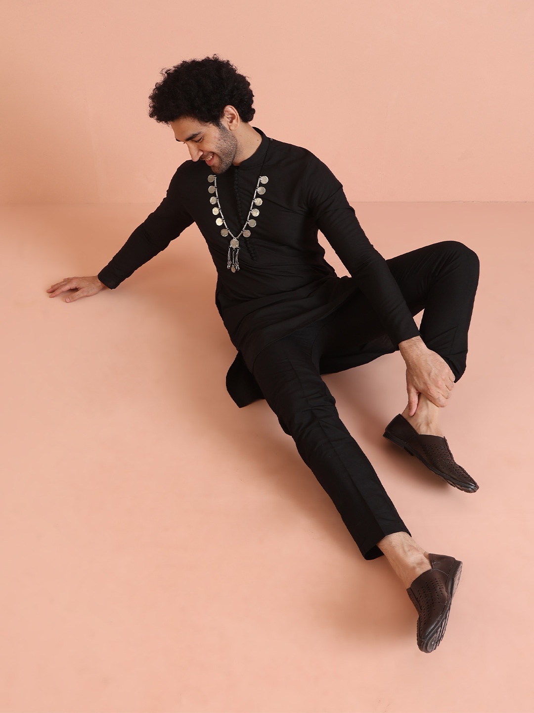 

KISAH Mandarin Collar Regular Kurta With Trousers, Black