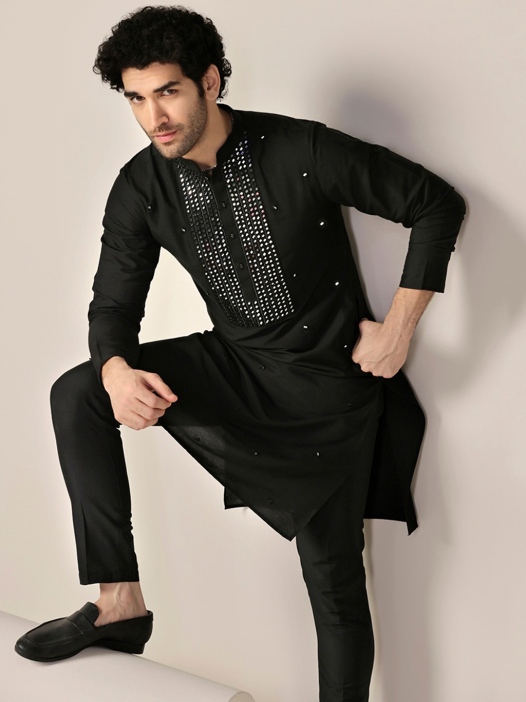 

KISAH Embroidered Mandarin Collar Regular Sequinned Kurta With Trousers, Black