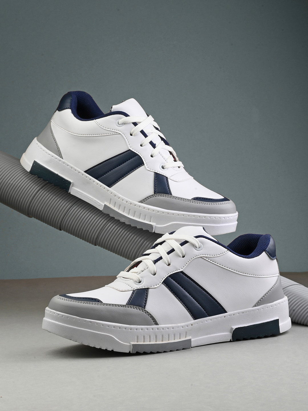 

Mactree Men Colourblocked Lace Up Lightweight Sneakers, White