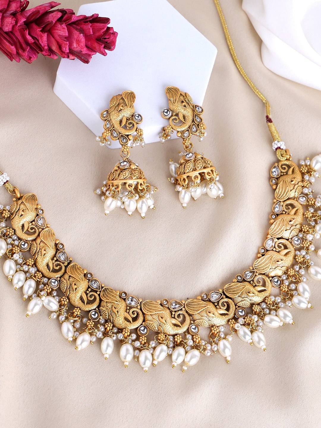 

PANASH Gold Plated Kundan Studded & Beaded Jewellery Set