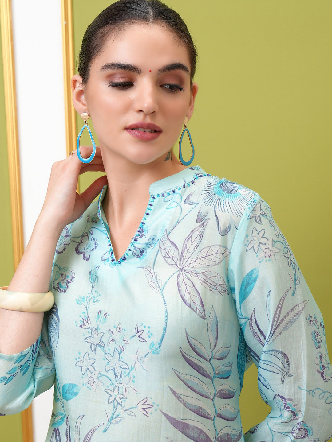 

Vishudh Floral Printed Mandarin Collar Straight Kurta, Blue