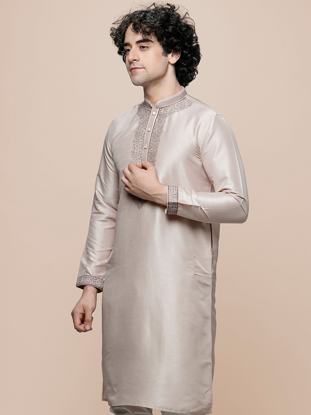 

MAAHI FABS Floral Embroidered Thread Work Kurta, Peach