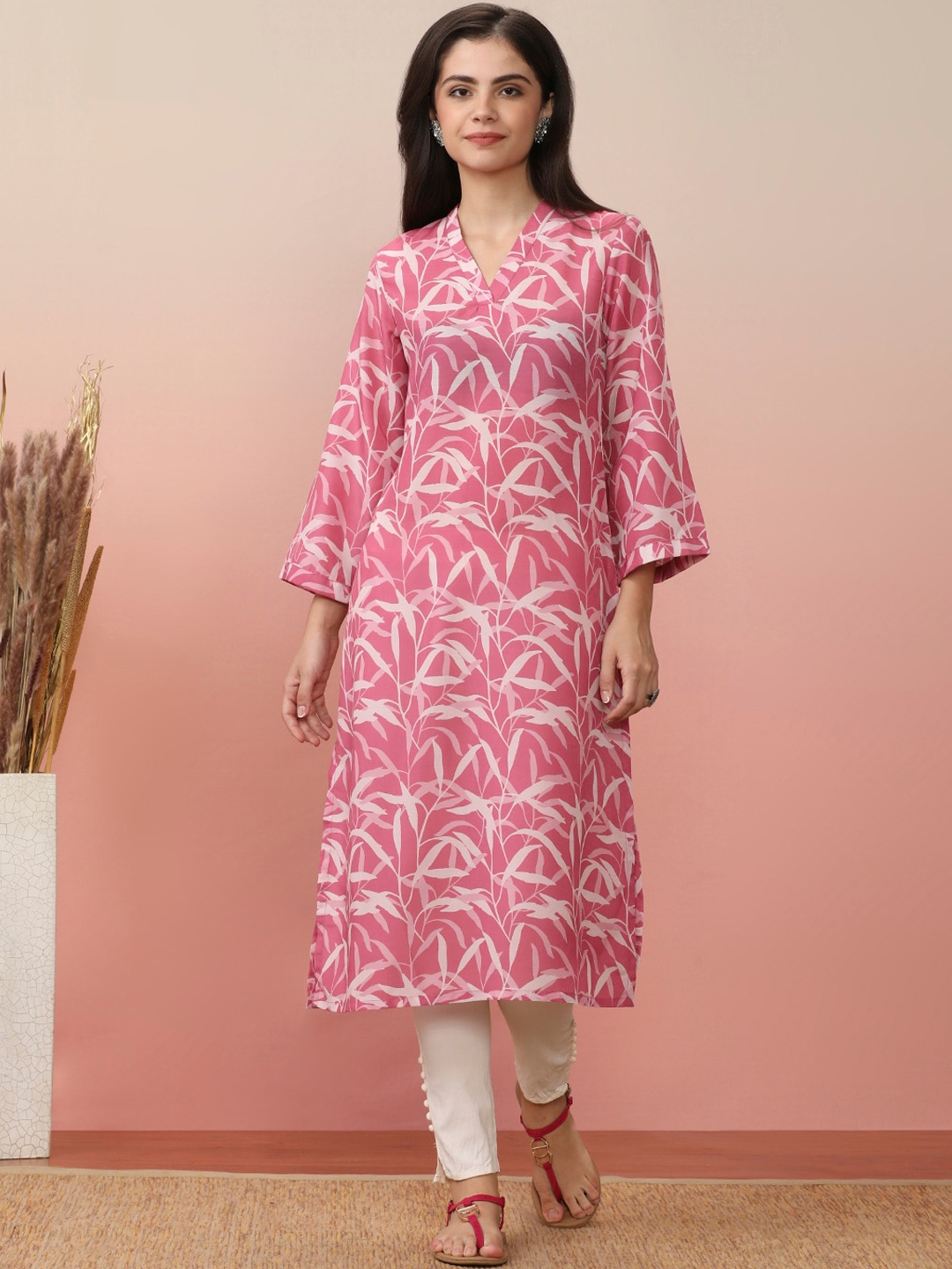 

Varanga Pink Abstract Printed Flared Sleeves Cotton Straight Kurta