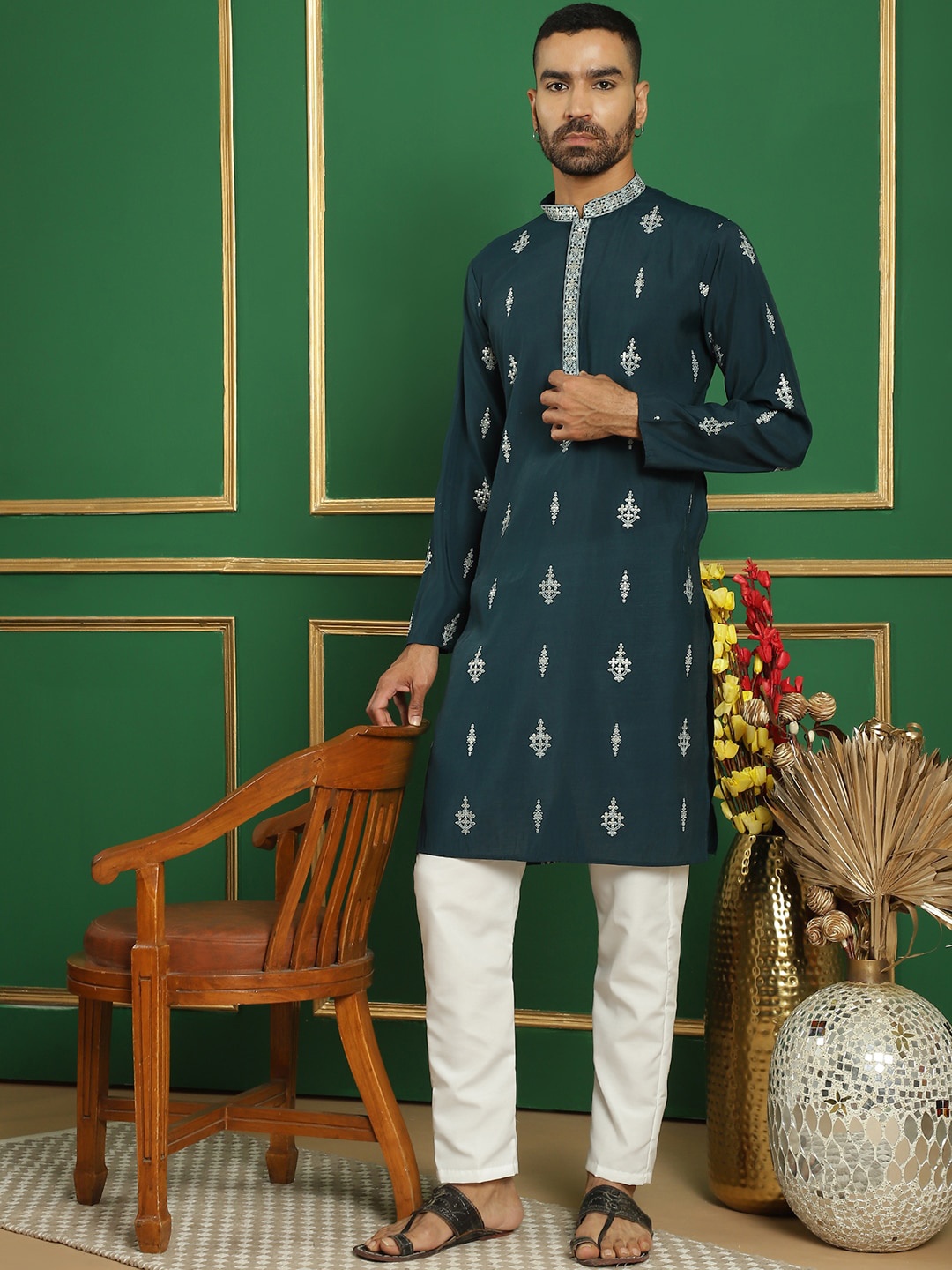 

Jompers Ethnic Motifs Embroidered Mandarin Collar Silk & Cotton Kurta with Pyjamas, Teal