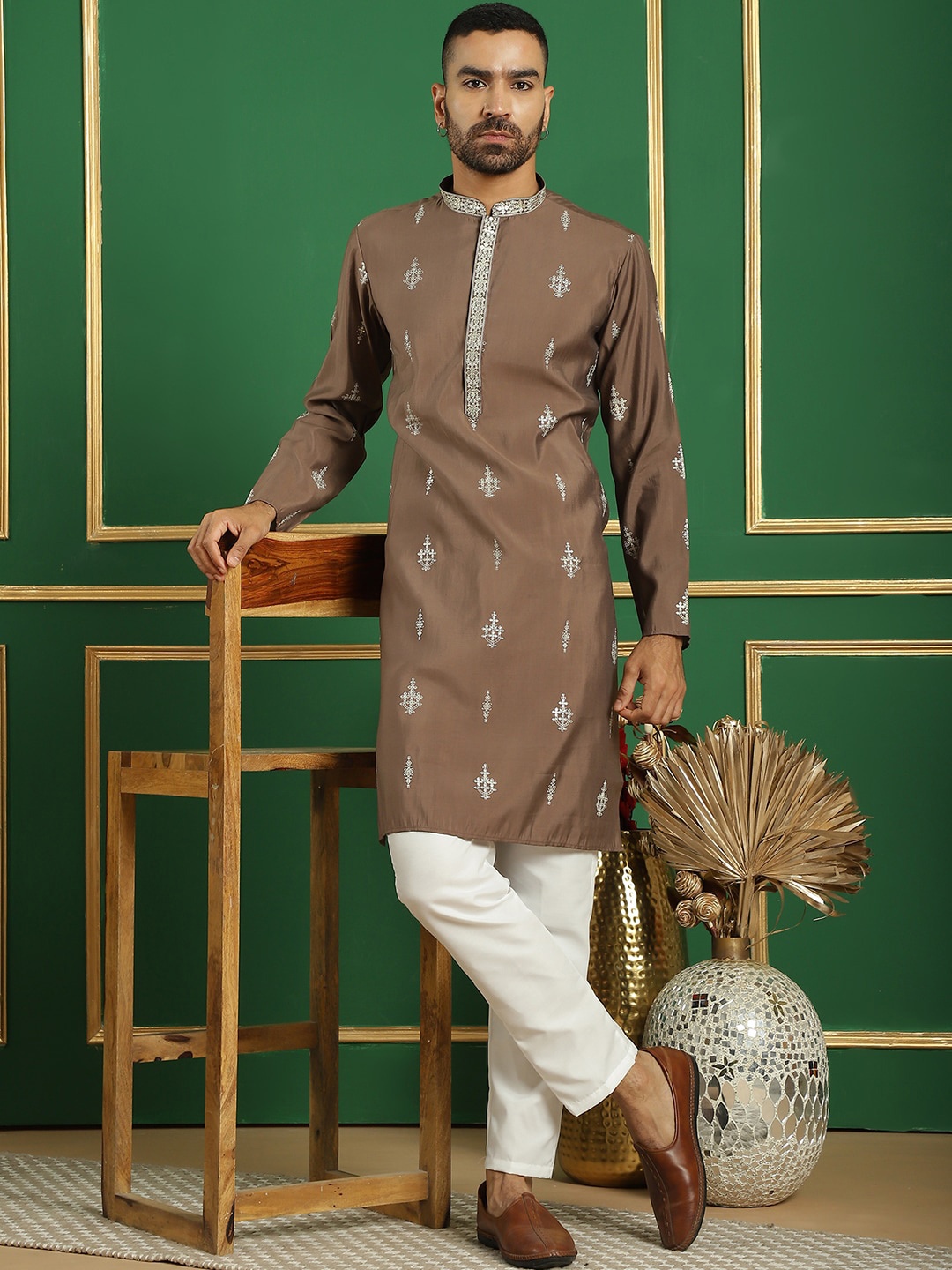 

Jompers Ethnic Motifs Printed Mandarin Collar Straight Kurta with Pyjamas, Brown