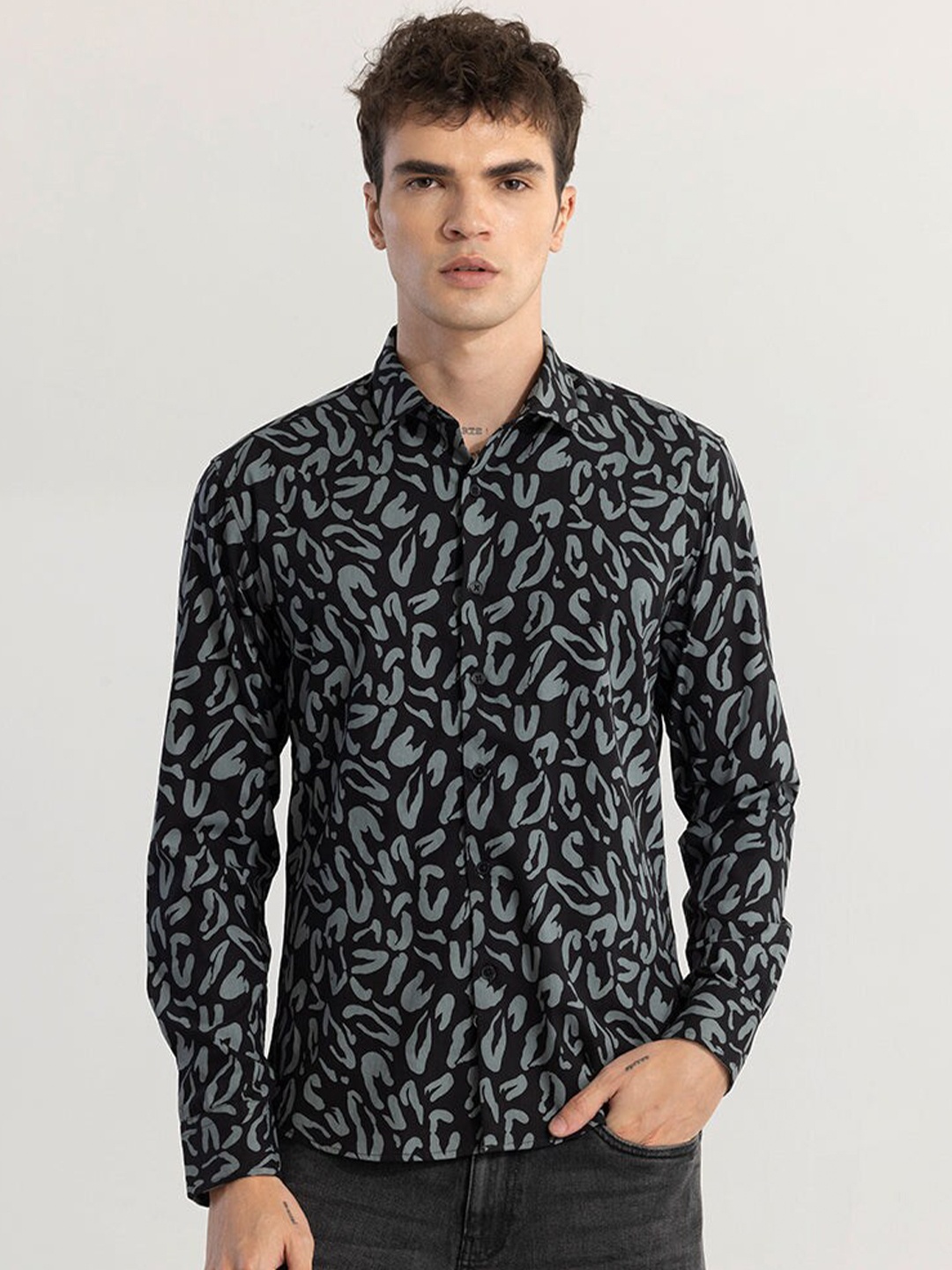 

Snitch Black Classic Slim Fit Abstract Printed Spread Collar Cotton Casual Shirt