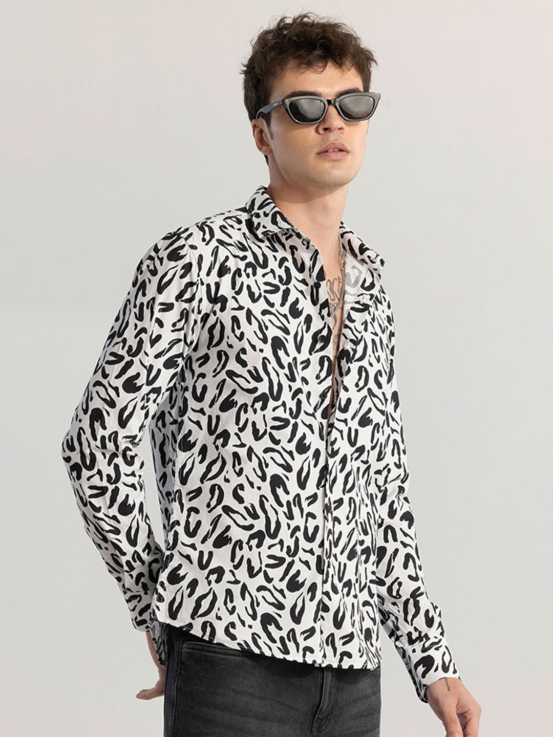 

Snitch White Classic Slim Fit Animal Printed Spread Collar Cotton Casual Shirt