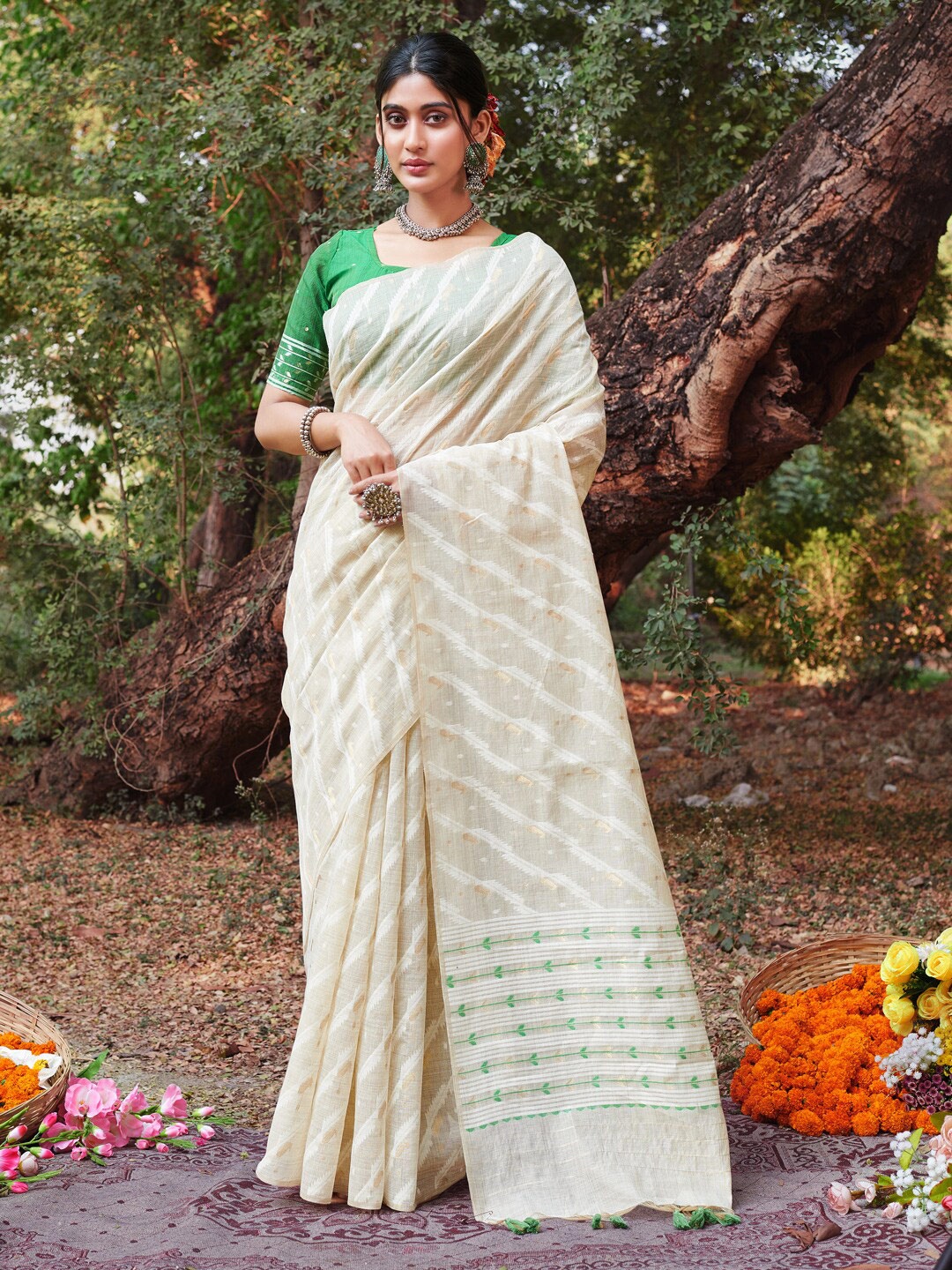 

Ishin Leheriya Woven Design Saree, White