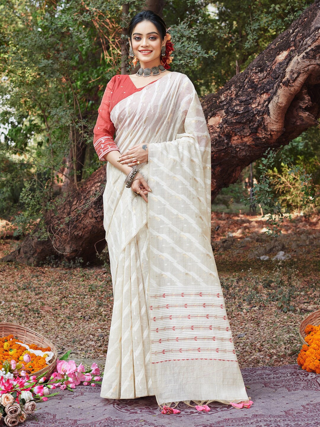 

Ishin Leheriya Woven Design Zari Saree, White