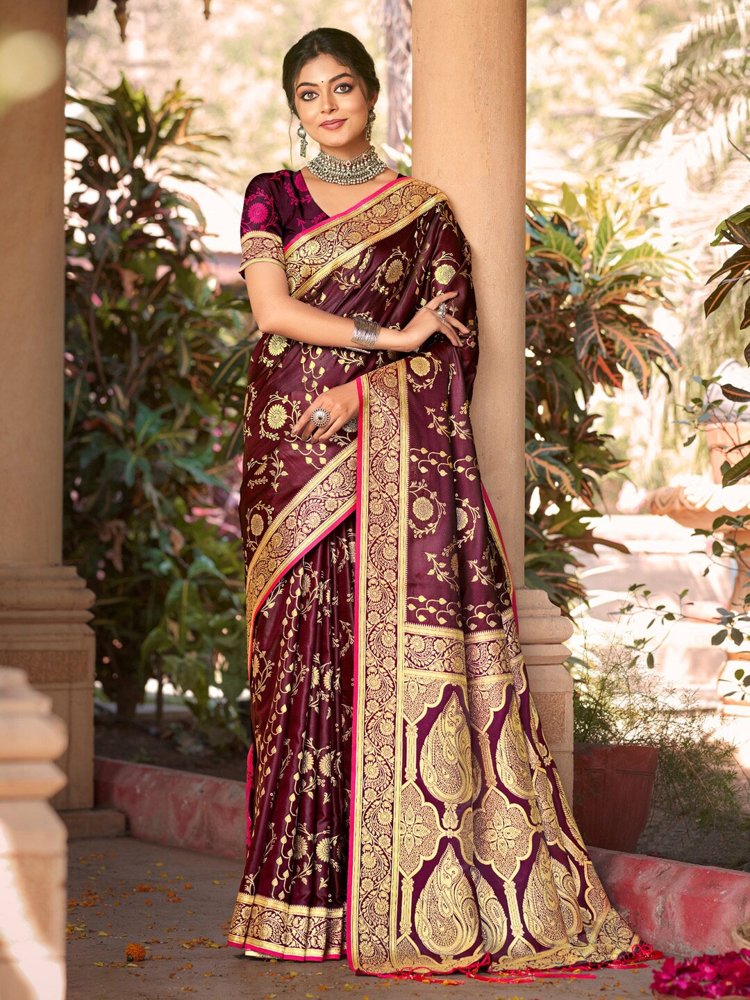 

Ishin Ethnic Woven Design Zari Satin Saree, Burgundy