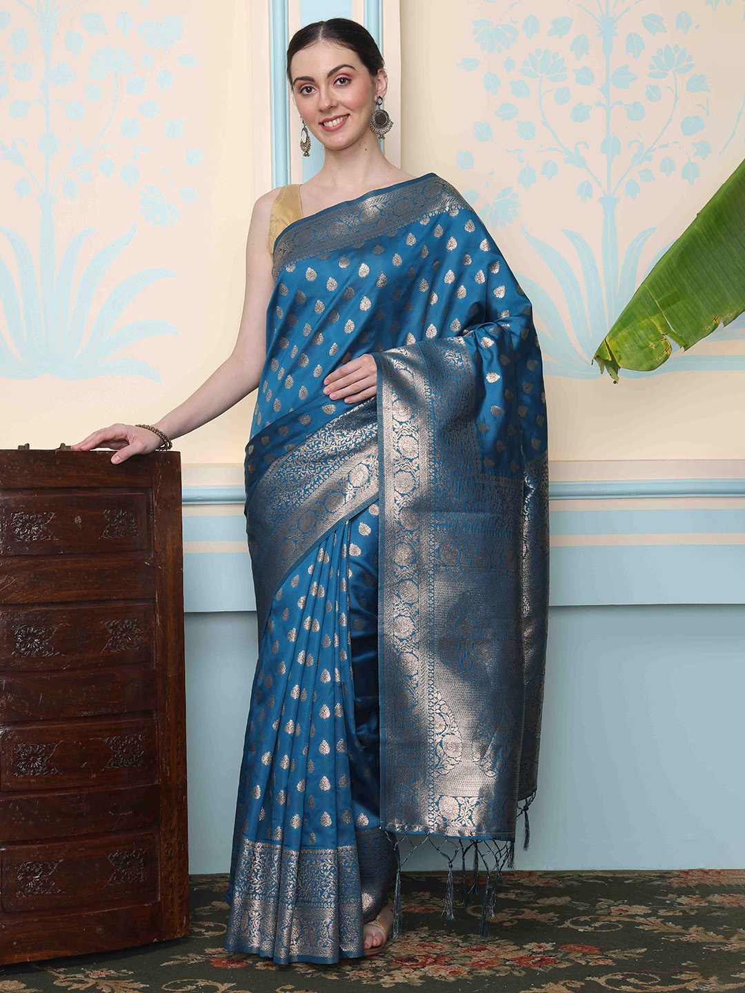 

Ishin Ethnic Woven Design Zari Saree, Green