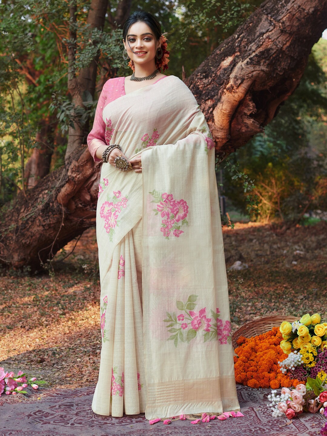 

Ishin Ethnic Motifs Woven Design Saree, White