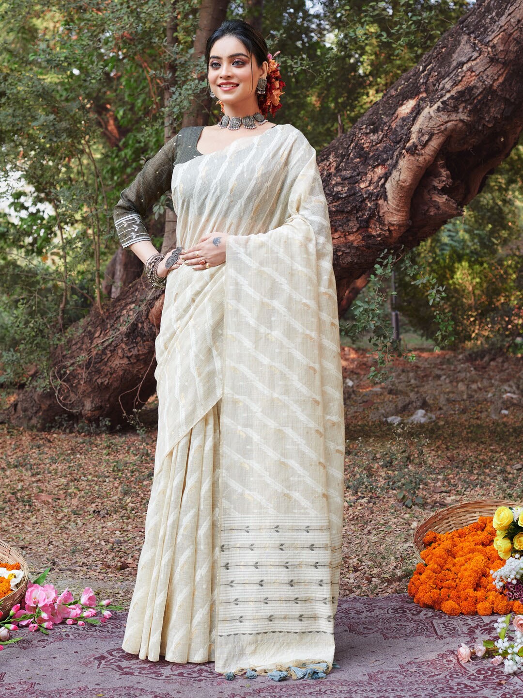 

Ishin Striped Woven Design Saree, White