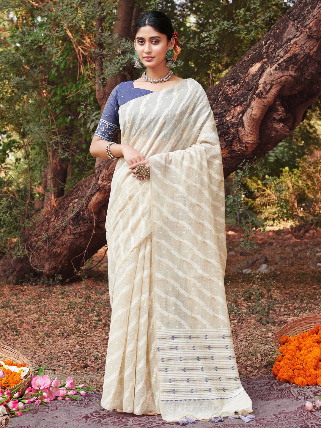 

Ishin Striped Woven Design Saree, White