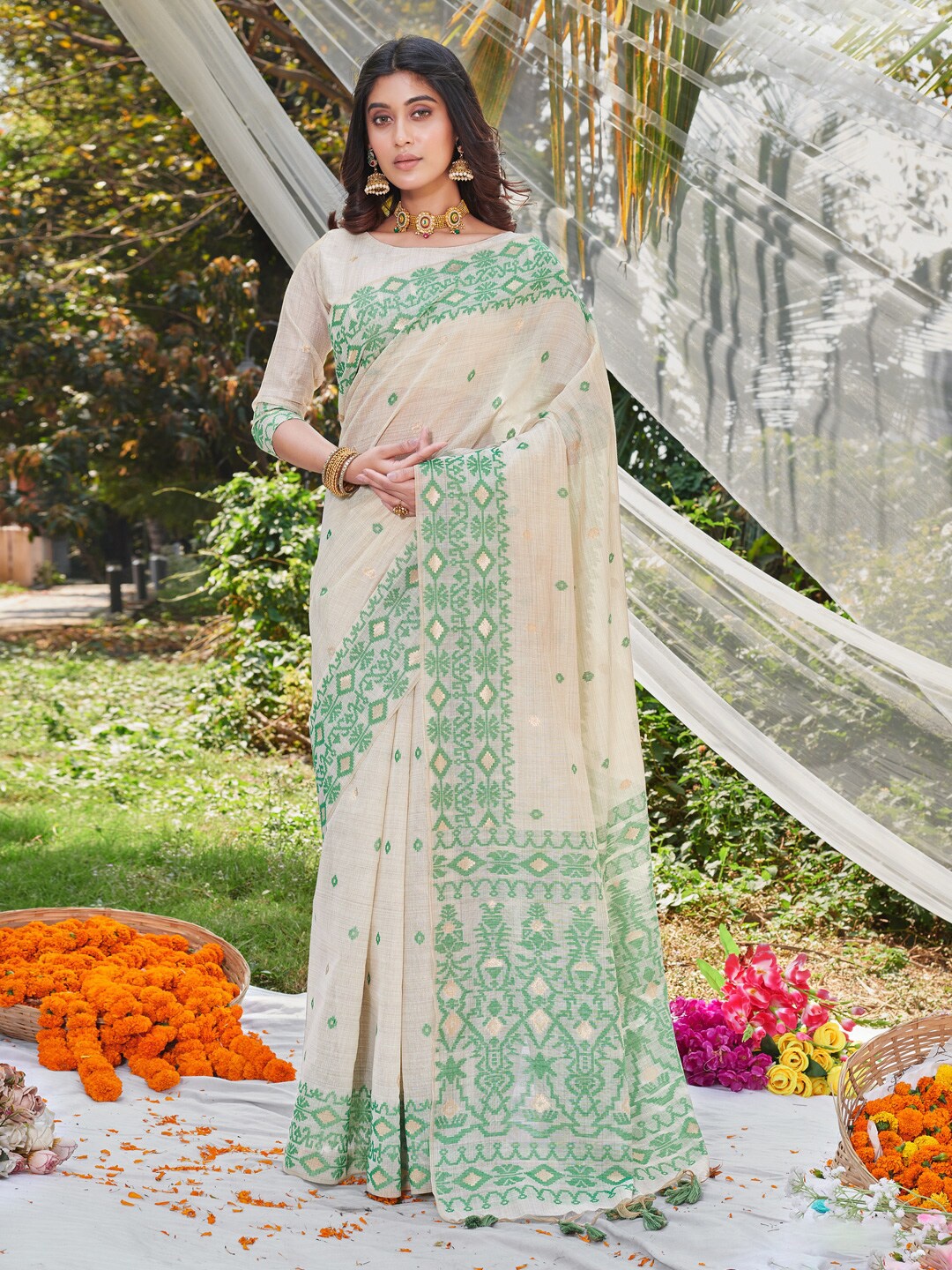 

Ishin Ethnic Motifs Woven Design Zari Saree, White