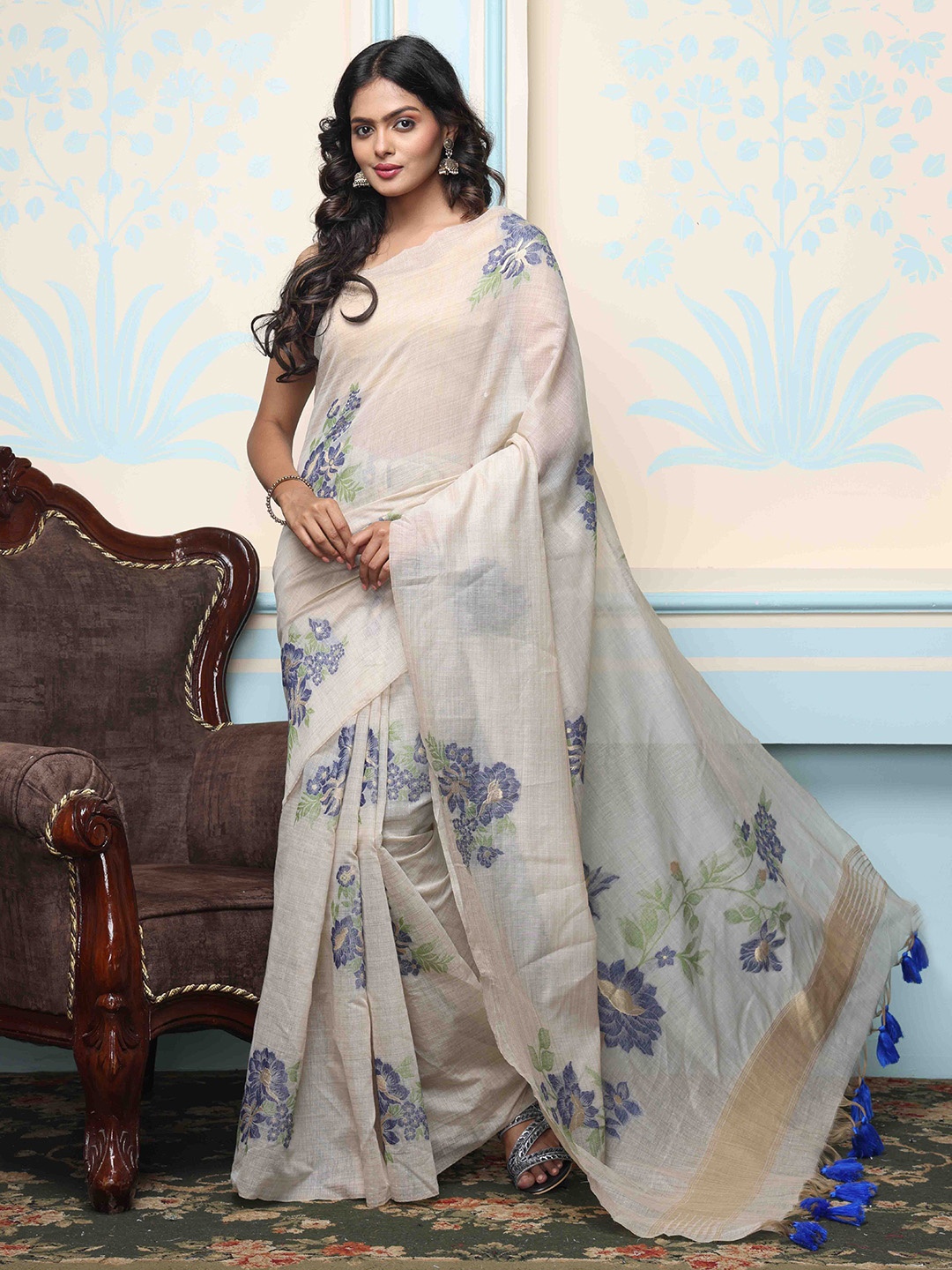 

Ishin Ethnic Motifs Woven Design Zari Saree, White