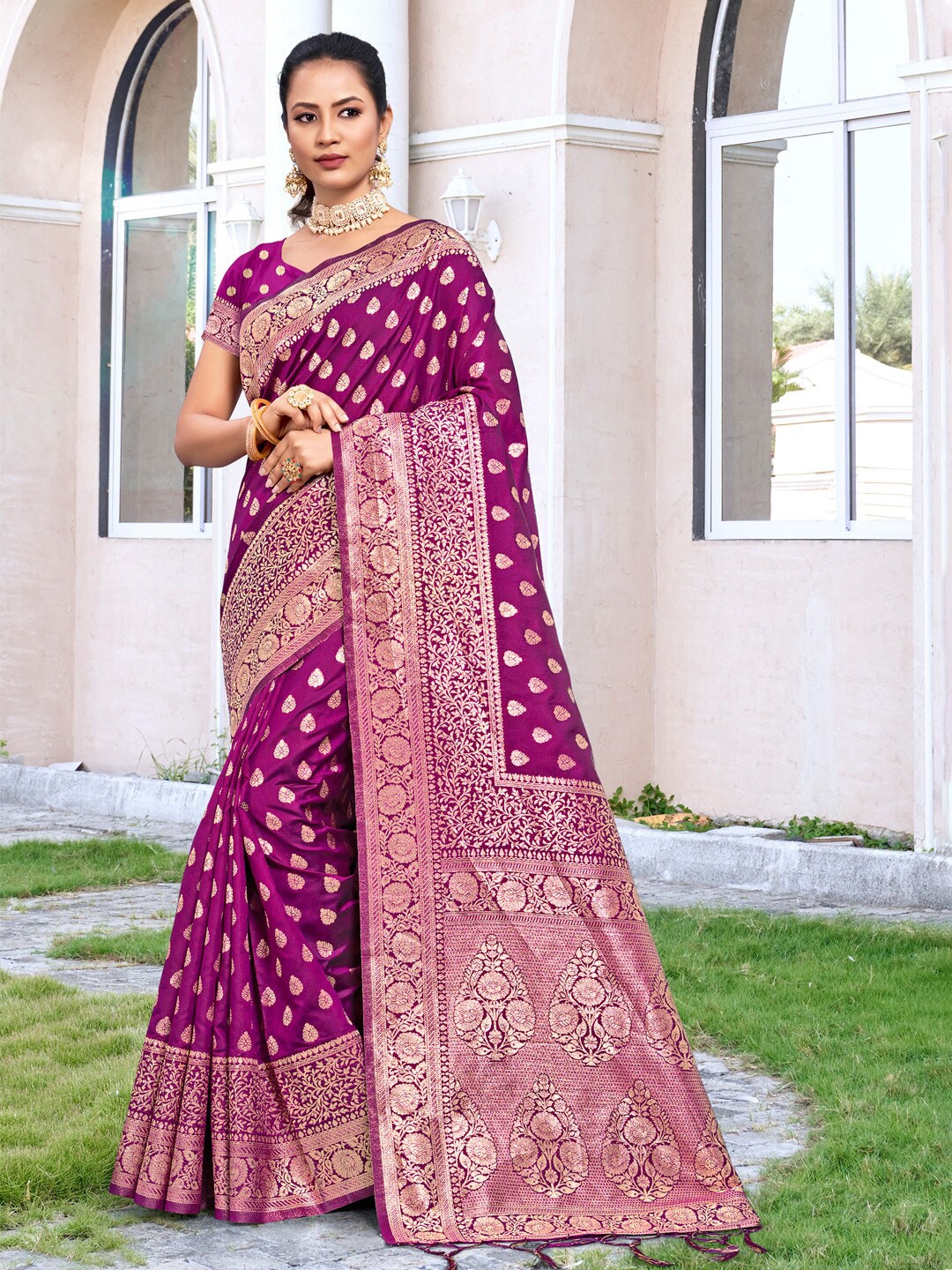 

Ishin Ethnic Woven Design Zari Saree, Burgundy