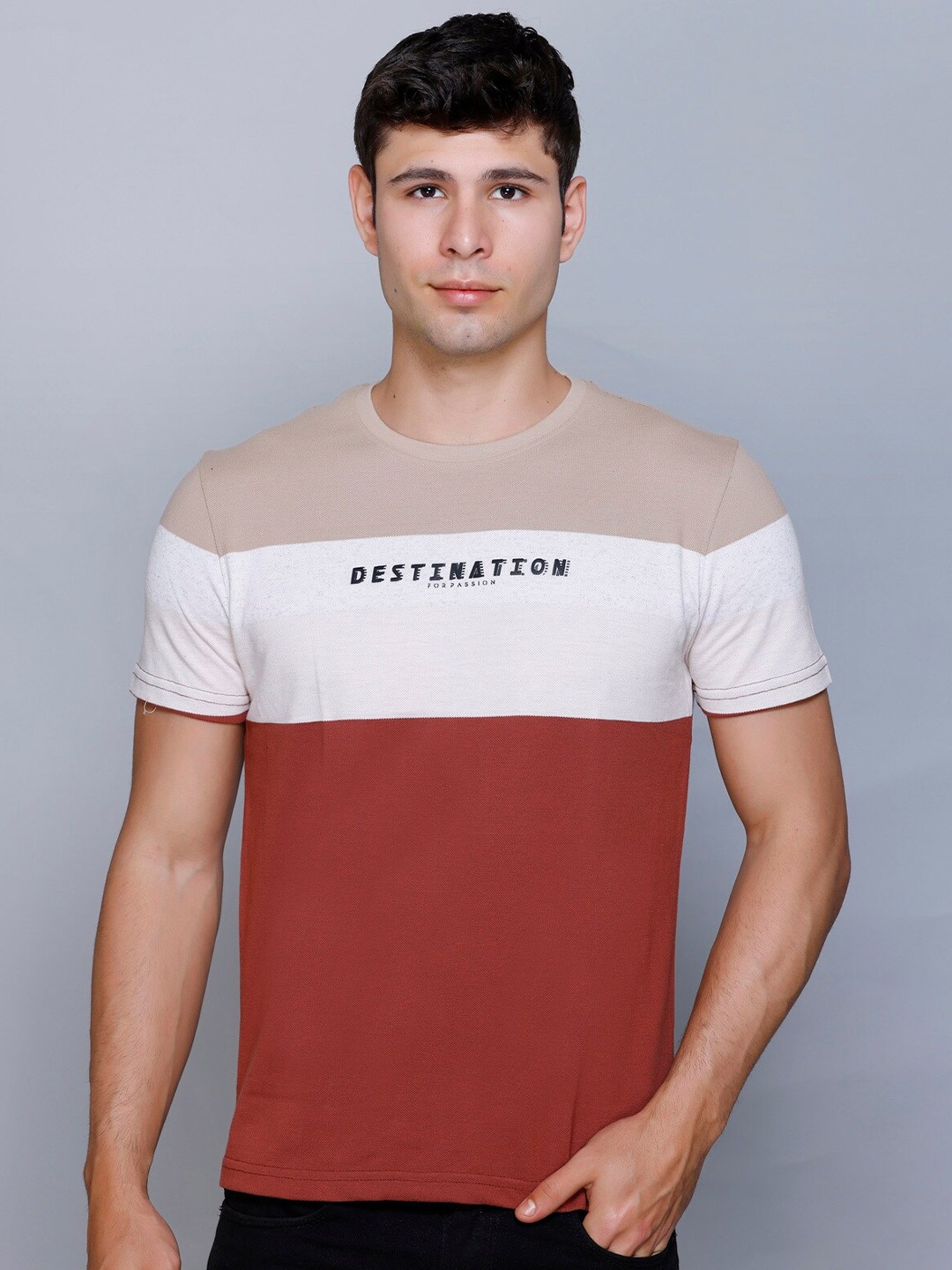 

Fort Collins Men Colourblocked Applique T-shirt, Khaki