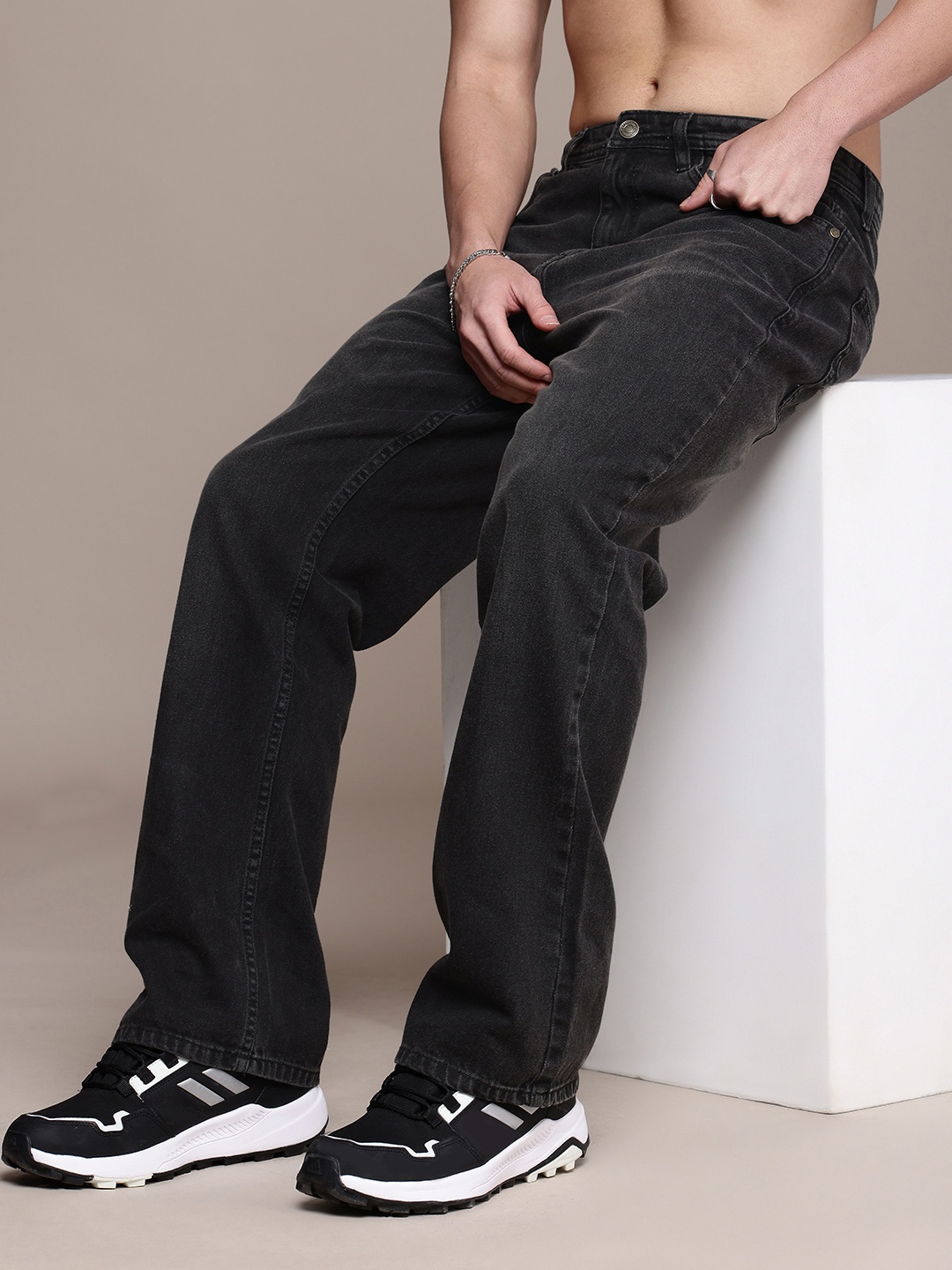 

The Roadster Life Co. Men Pure Cotton Flared Fit Light Fade Jeans, Black