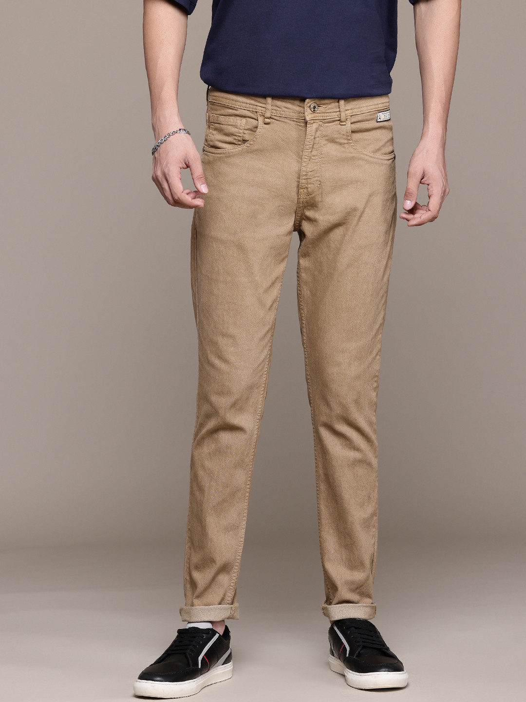 

The Roadster Lifestyle Co. Men Slim Tapered Fit Jeans, Brown