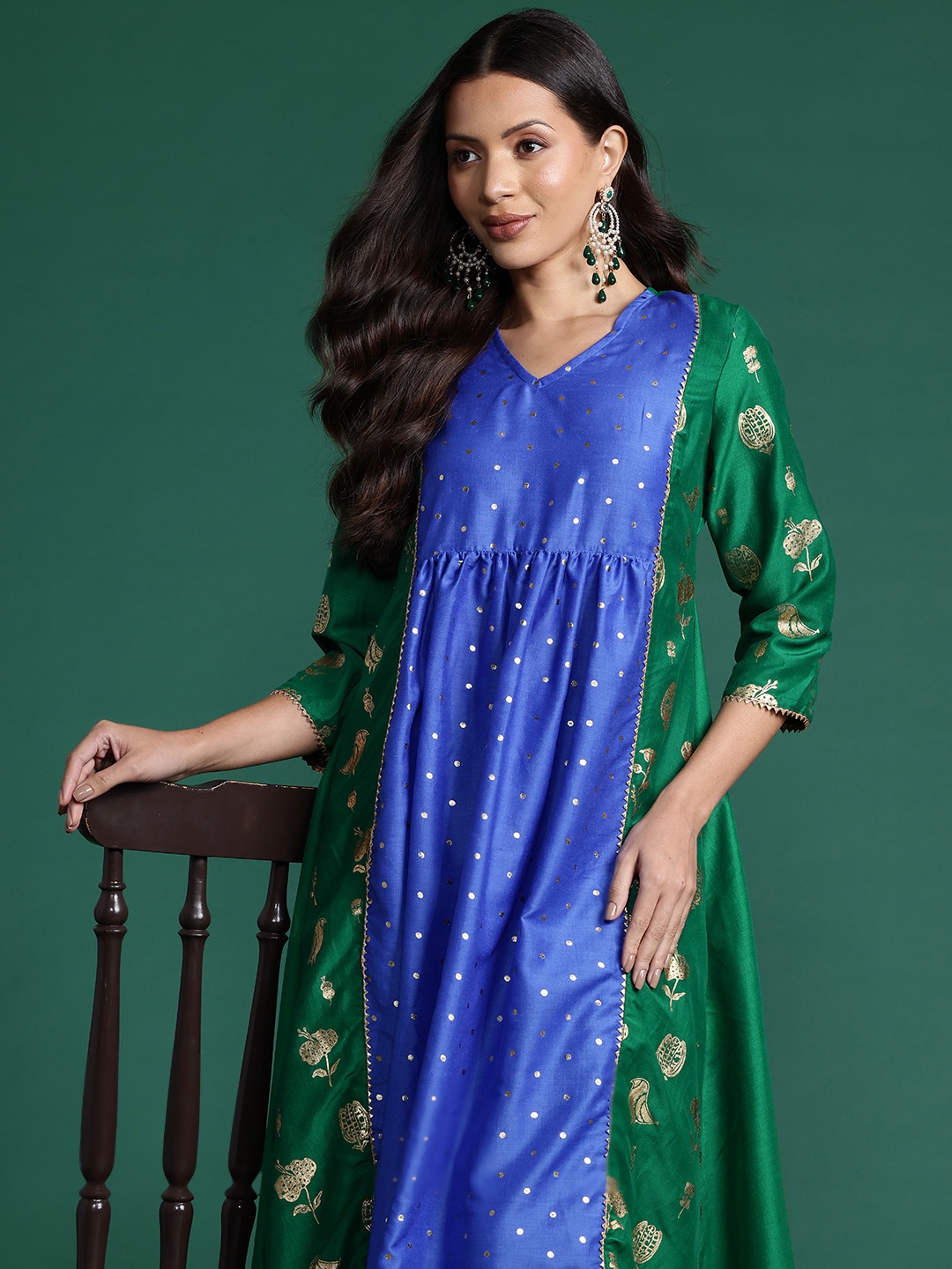 

Sangria Ethnic Motifs Foil Printed Regular Kurta with Trouser, Green