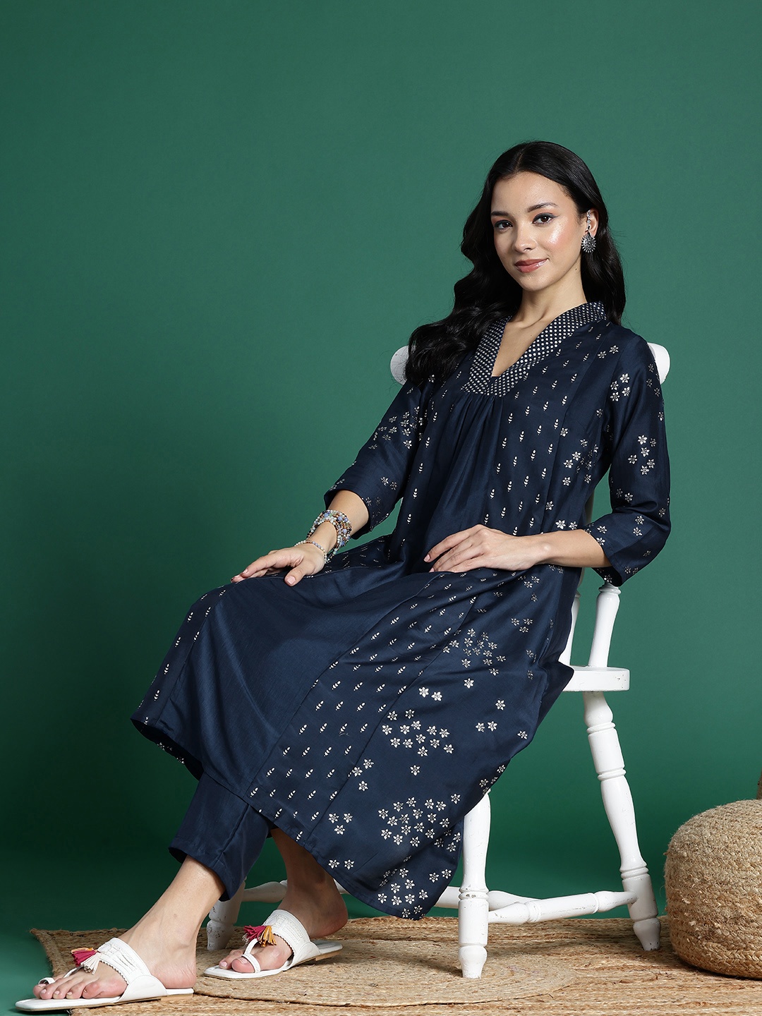 

Sangria Ethnic Motifs Foil Printed Panelled Kurta with Trousers, Navy blue