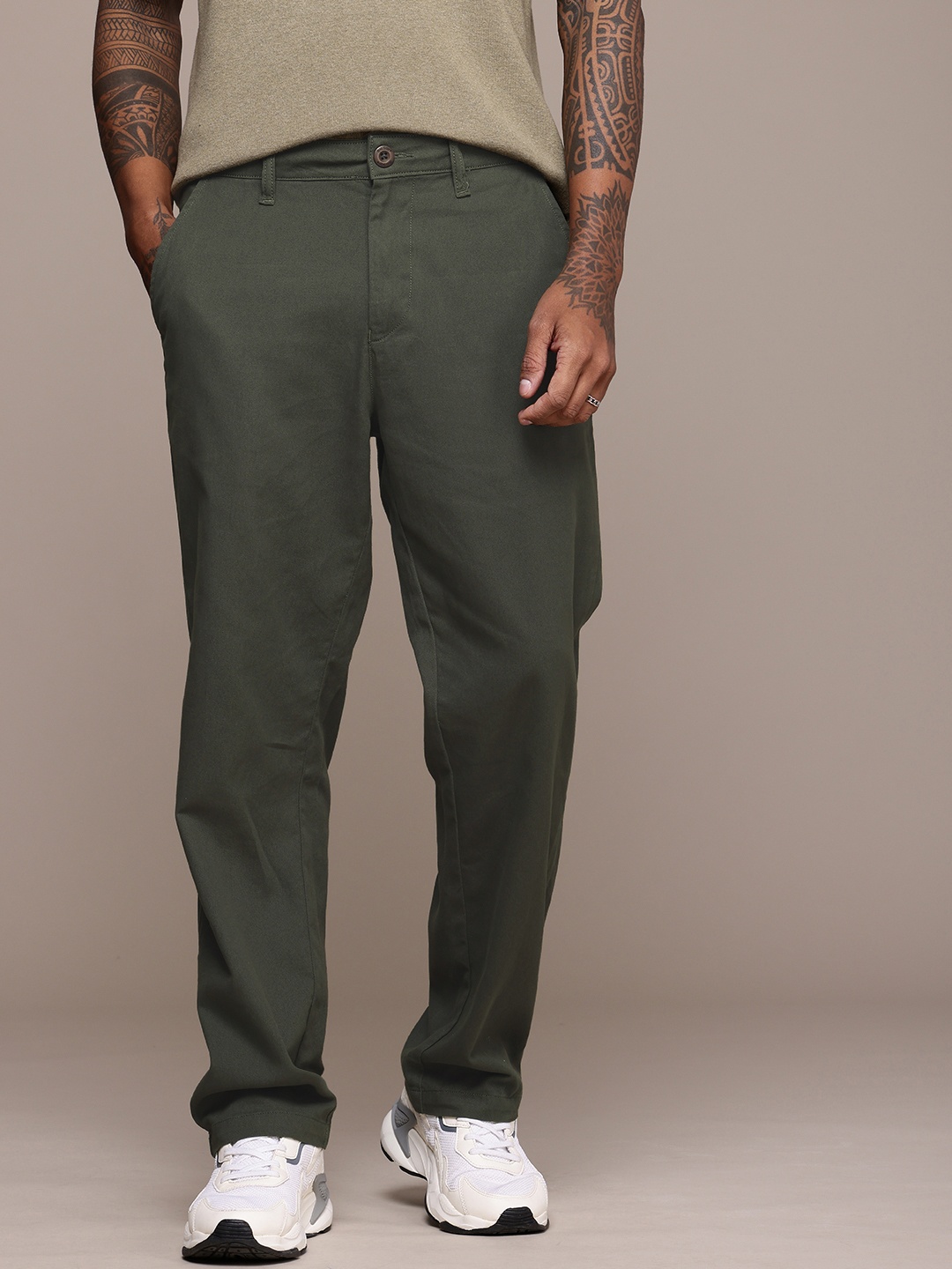 

The Roadster Life Co. Men Pure Cotton Straight Fit Chinos Trousers, Olive