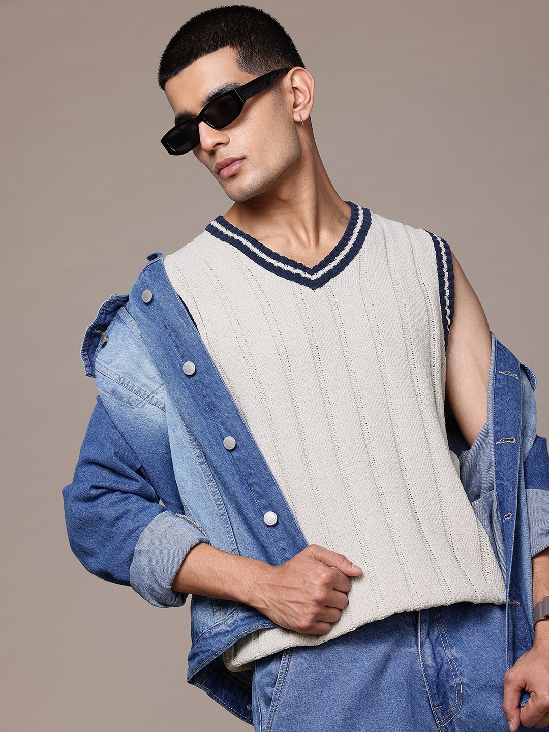 

The Roadster Lifestyle Co. Self-Striped Sweater Vest, Off white